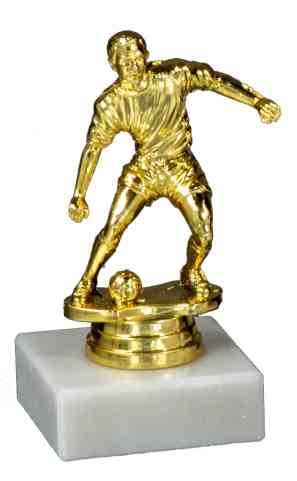 Ein kleiner, goldener Fußballpokal mit einer Figur in Aktion oben drauf, montiert auf einem weißen rechteckigen Sockel. Diese aus hochwertigem Material gefertigte 3-er Serie Fußballfigur 120 mm PK759850-3 zeichnet sich durch ein exklusives Design aus, das sie von anderen abhebt.